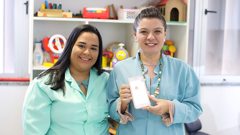 Estudante Aline Soares e professora Julyana Maia celebram desenvolvimento do aplicativo