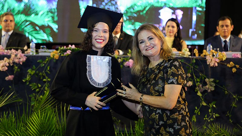 Etelinda de Deus Araújo, melhor aluna do Centro de Ciências Tecnológicas em 2019.1 (Foto: Ares Soares)