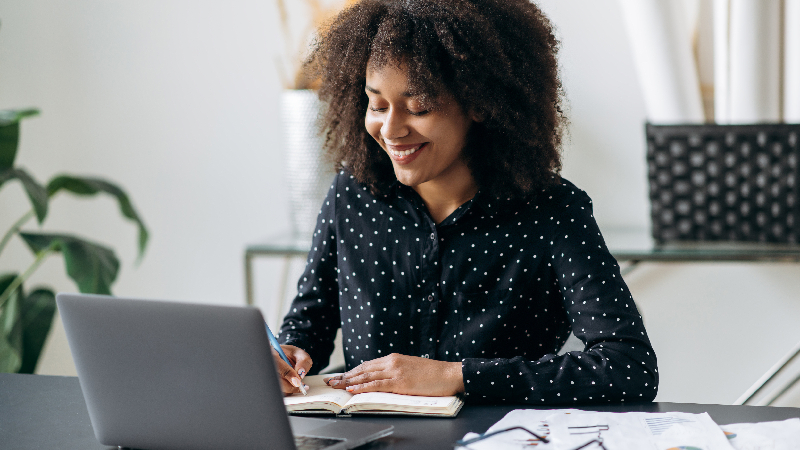 Dentre os cursos ofertados, estão Auxiliar Administrativo, Culinária Nutritiva, Empreendedorismo Digital, Design de Sobrancelha, Manutenção de Computadores e Atenção e Cuidado ao Idoso (Foto: Getty Images)