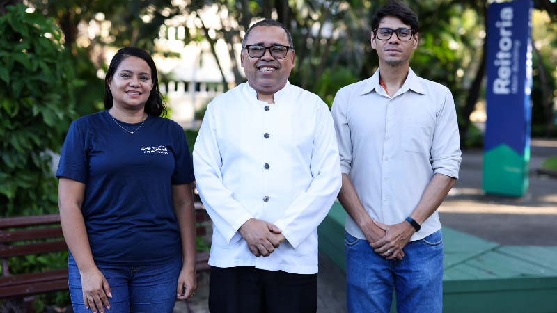 Tatiana, Ricardo e Valmir, ex-alunos do projeto, atuam hoje como colaboradores da Unifor (Foto: Ares Soares)