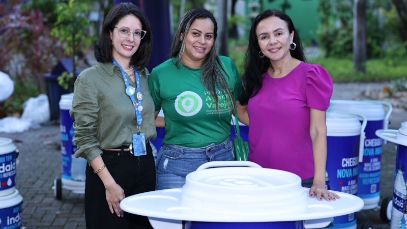 Em sequência: Maely Borges, chefe da Divisão da Responsabilidade Social; Rebeca do Nascimento, integrante da iniciativa; e Nívea Rodrigues, representante do Grupo Indaiá, durante ação da empresa de água (Foto: Ares Soares)