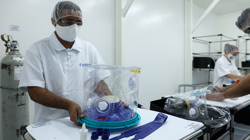 Para produzir o equipamento, a Esmaltec construiu uma sala limpa, espaço com ambiente controlado, seguindo as exigências das autoridades de normas sanitárias do país. (Foto: Ares Soares)