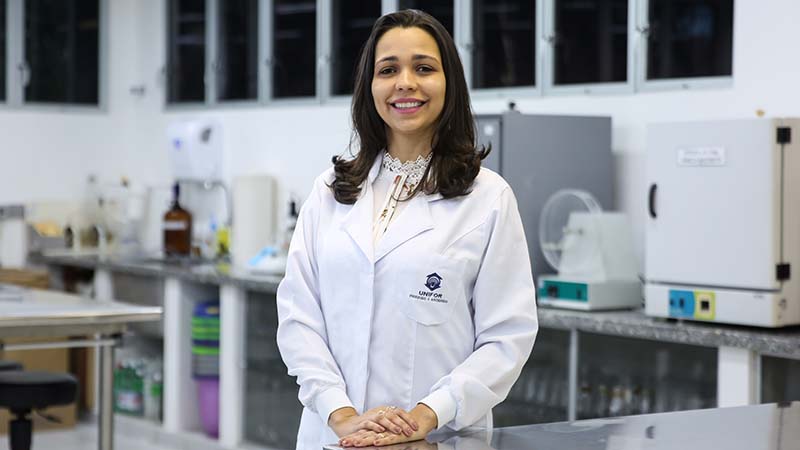 Caroline Mourão, coordenadora do curso de Farmácia da Unifor. (Foto: Ares Soares)