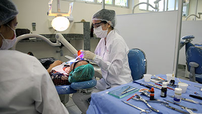 As clínicas - uma multidisciplinar e outra integrada - possuem 56 consultórios em funcionamento durante o atual período de pandemia, nos quais são atendidos cerca de 140 pessoas diariamente. (Foto: Ares Soares)