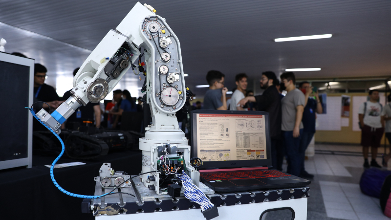 O Dia T é um momento no qual alunos dos cursos de tecnologia da Unifor expõem  projetos e ações de extensão realizados por eles ao longo do semestre (Foto: Ares Soares)