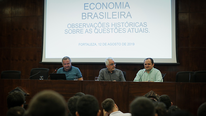 O evento é uma homenagem ao dia do economista. Foto: Ares Soares.