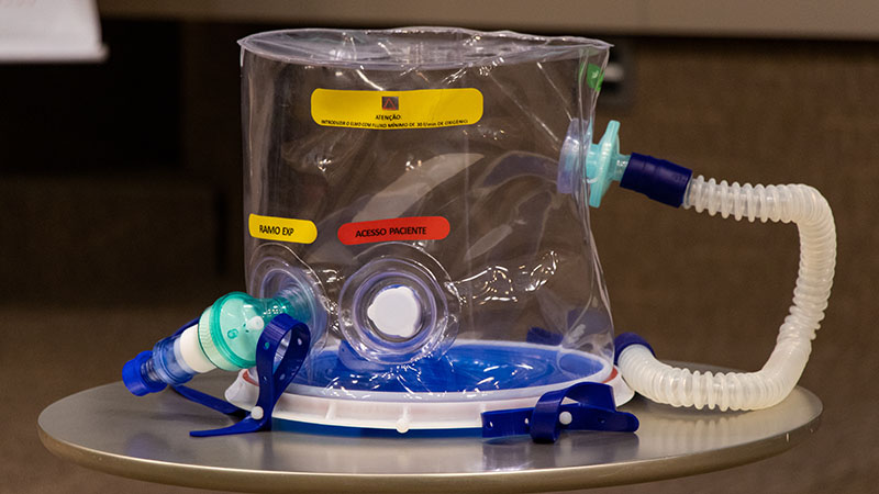 O capacete prevê a utilização de um mecanismo de respiração artificial não-invasivo, sem necessidade do paciente ser intubado. (Foto: Viktor Braga/UFC)