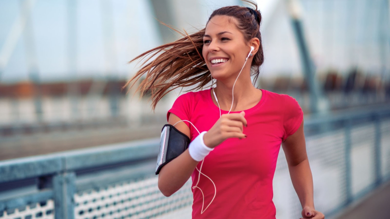 A prática regular de exercícios aperfeiçoa o corpo e é uma grande aliada à saúde mental. (Foto: Getty Images)