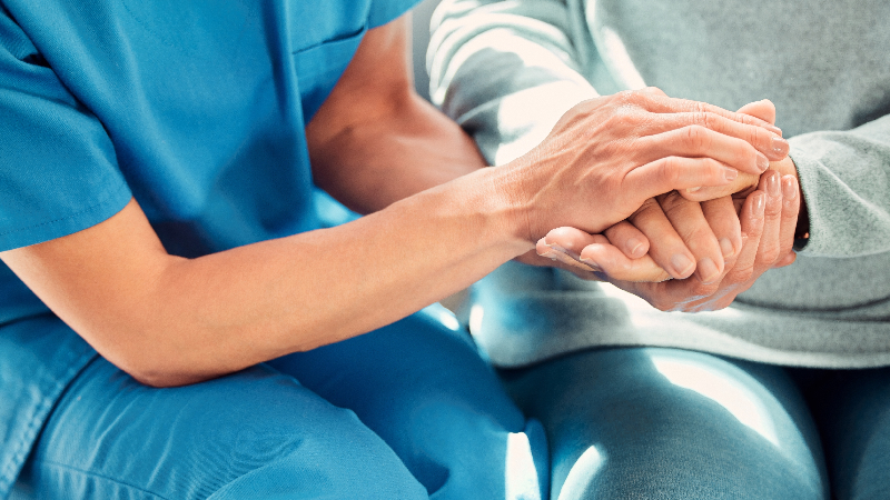 Geriatria é a especialidade médica dedicada ao cuidado da saúde e bem-estar de idosos, abordando aspectos físicos, mentais e sociais do envelhecimento (Foto: Getty Images)