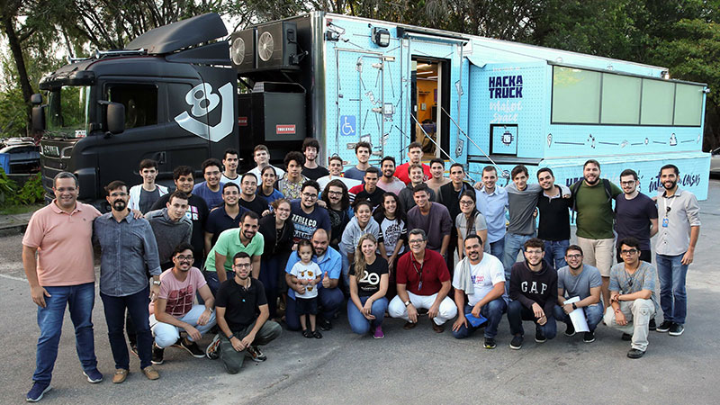 De 5 de maio a 6 de junho, laboratório dentro de caminhão ofereceu cursos de programação para alunos da Unifor (Foto: Ares Soares)