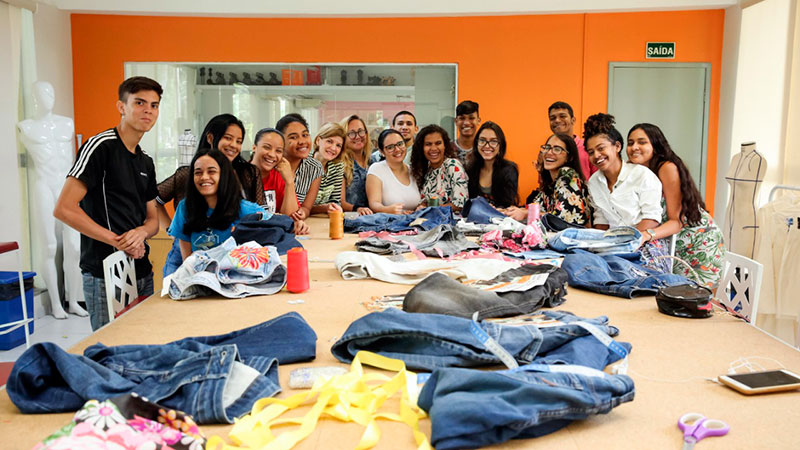 Pesquisadoras da Unifor e jovens da Comunidade do Dendê que participaram das oficinas de customização do curso de Moda (Foto: Ares Soares)