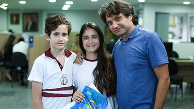 Layla Costa e sua família. Foto: Ares Soares.