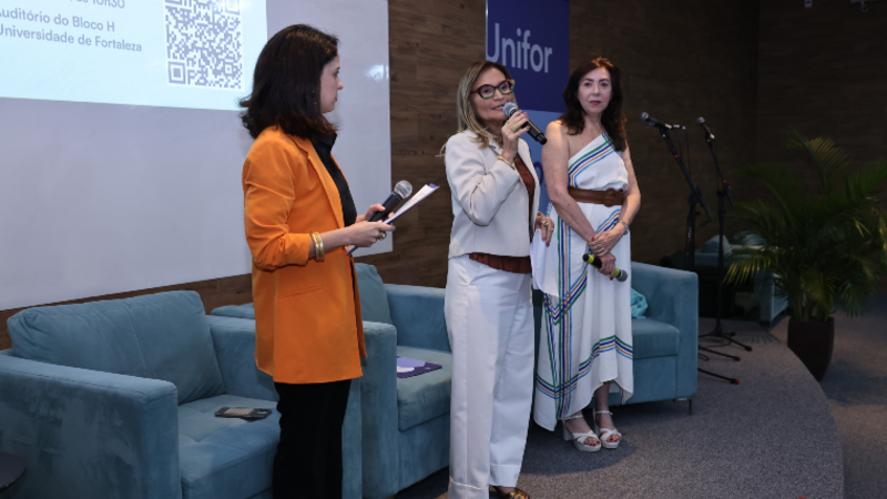 Coletânea é uma iniciativa das professoras Maely Borges (à esquerda), Adriana Helena Moreira (ao centro), Gina Pompeu (à direita) e do professor Julien Prieur, que não esteve presente no lançamento (Foto: Ares Soares)