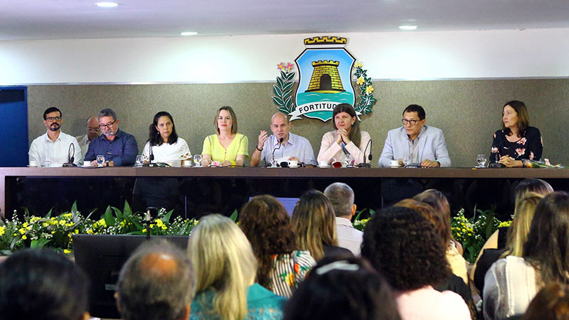 O professor Eurico Vasconcelos, diretor do Núcleo de Aplicação em Tecnologia da Informação/NATI da Unifor, à esquerda da mesa durante o lançamento do portal Observatório da Mulher. (Foto: Marcos Moura)