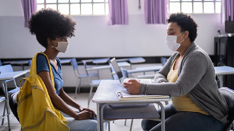 Oferecer uma escuta qualificada é um dos objetivos da formação oferecida pelo Lesplexos (Foto: Getty Images)