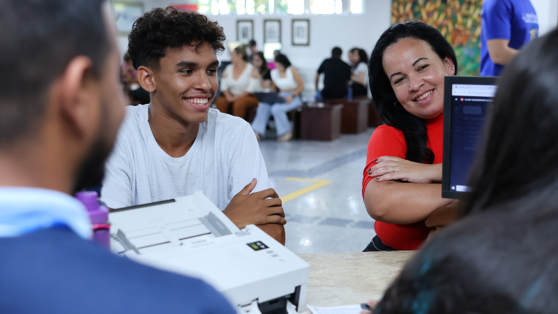Na Unifor, os estudantes contam com o apoio e suporte do setor Sucesso do Aluno para a realização da matrícula (Foto: Ares Soares)