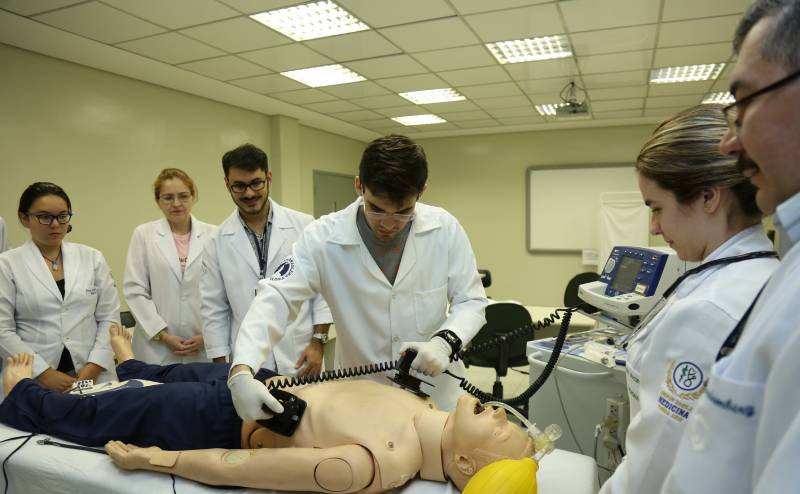 Atividade prática com os alunos do curso de Medicina da Unifor realizada antes da pandemia. (Foto: Ares Soares)