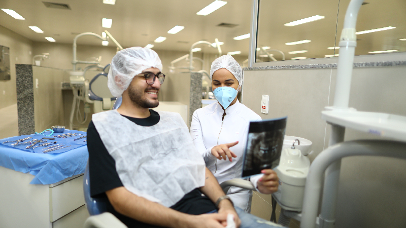 Cerca de 1.800 pacientes circulam toda semana, de segunda a sexta, nas duas clínicas odontológicas da Unifor: uma multidisciplinar e outra integrada (Foto: Ares Soares)