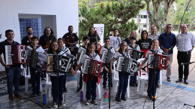 Apresentação da Orquestra Sanfônica da Escola Yolanda Queiroz foi realizada no Centro de Convivências (Foto: Ares Soares)
