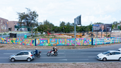 A obra está aplicada em torno do canteiro de obras do complexo, localizado na Avenida Washington Soares (Foto: Ares Soares)