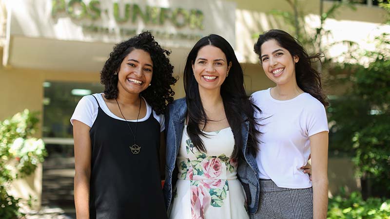 Professora Lilia Sales ao lado das alunas Isabela Freitas e Mariana Saraiva. Foto: Ares Soares.