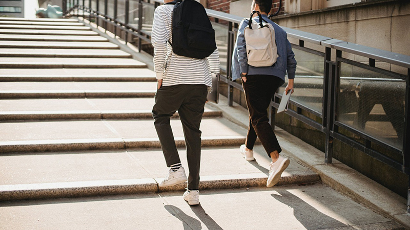 Confira cartilhas dos programas de ensino internacional. (Foto: Pexels)