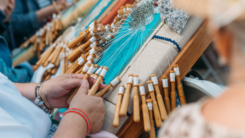 Equipes aprovadas no edital irão participar de oficina com mestra rendeira para compreender desafios técnicos e culturais da tradição da renda de bilro (Foto: Ares Soares)