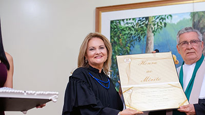 Lenise Queiroz Rocha, presidente da Fundação Edson Queiroz, recebe o título Doutor Honoris Causa em nome do chanceler Edson Queiroz (in memoriam) das mãos do reitor do Ciesa, Luiz Antônio Campos Corrêa (Foto: José Fran)