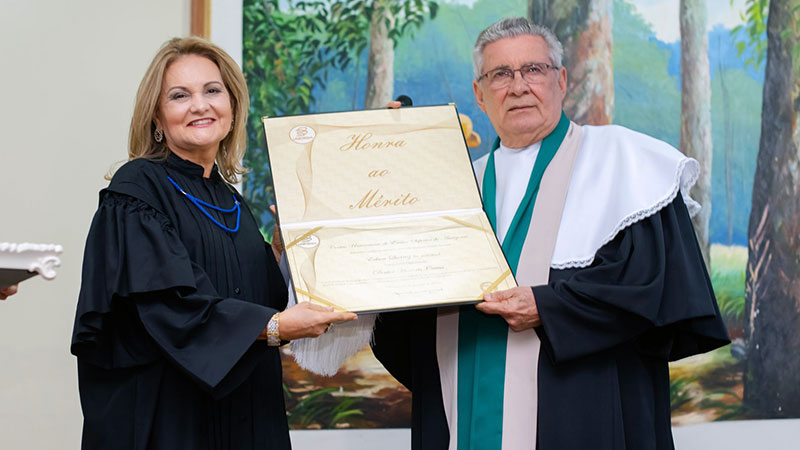 Lenise Queiroz Rocha, presidente da Fundação Edson Queiroz, recebe o título Doutor Honoris Causa em nome do chanceler Edson Queiroz (in memoriam) das mãos do reitor do Ciesa, Luiz Antônio Campos Corrêa (Foto: José Fran)
