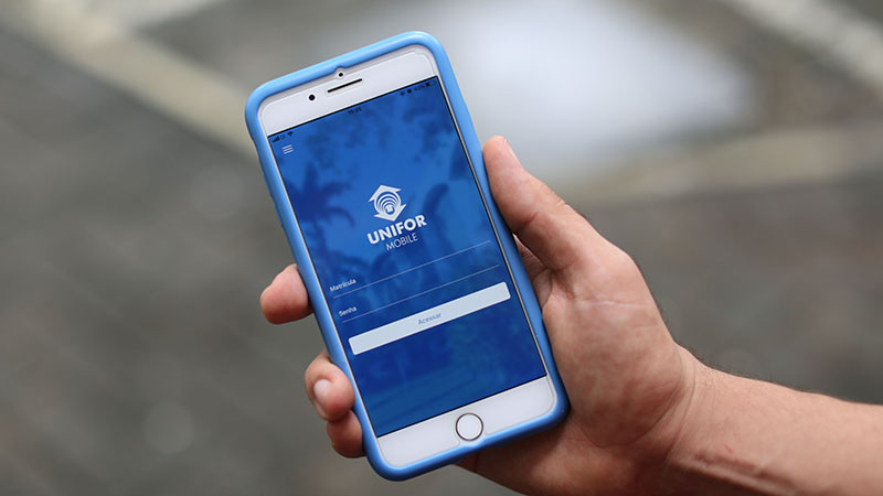 Quem optar por fazer a matrícula pelo “Unifor Mobile” precisa lembrar de atualizar o aplicativo tanto na plataforma Android como IOS.  (Foto: Ares Soares)