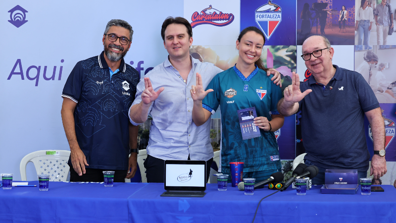 Ralciney Barbosa (chefe da Divisão de Atividades Desportivas da Unifor), Thalis Braga (presidente do Fortaleza Basquete Cearense), Jelena Todorovic (técnica da equipe) e Rolim Machado (presidente do Fortaleza Esporte Clube), da esquerda para a direita (Foto: Ares Soares)