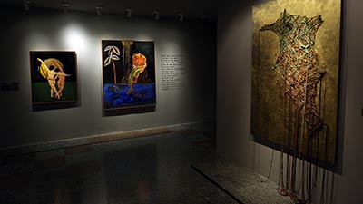 Obras de Azhuli (à esquerda) e Andréa Dall’olio (à direita) expostas na 20ª Unifor Plástica: Simultaneidades – A Arte com a Palavra (Foto: Ares Soares)