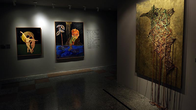 Obras de Azhuli (à esquerda) e Andréa Dall’olio (à direita) expostas na 20ª Unifor Plástica: Simultaneidades – A Arte com a Palavra (Foto: Ares Soares)