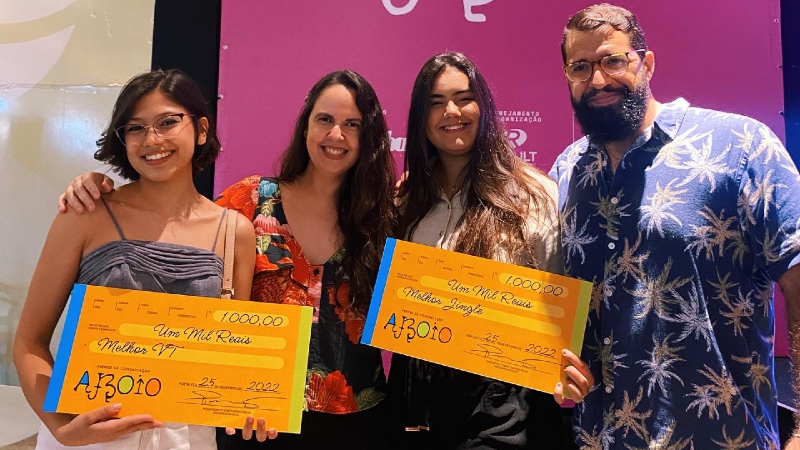 Estudantes Manuela Carvalho e Sabrina Oliveira comemoram conquista ao lado da professora Talita Guimarães e do coordenador do curso de Publicidade e Propaganda da Unifor, Claudio Sena (Foto: Arquivo pessoal)