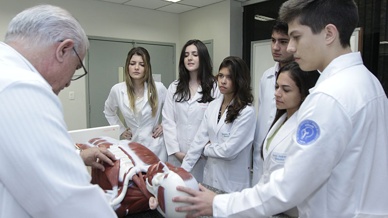 Alunos do curso de Medicina em atividade prática antes da pandemia. (Foto: Ares Soares)