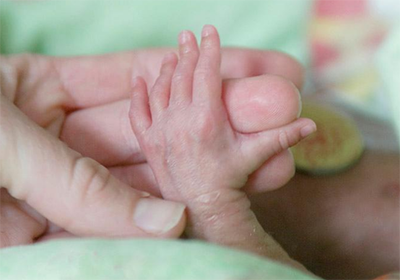 Mão de um bebê prematuro