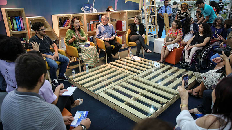 Batista de Lima, Aíla Sampaio e Hermínia Lima, mediados por Zeca Lemos. Foto: Ares Soares.