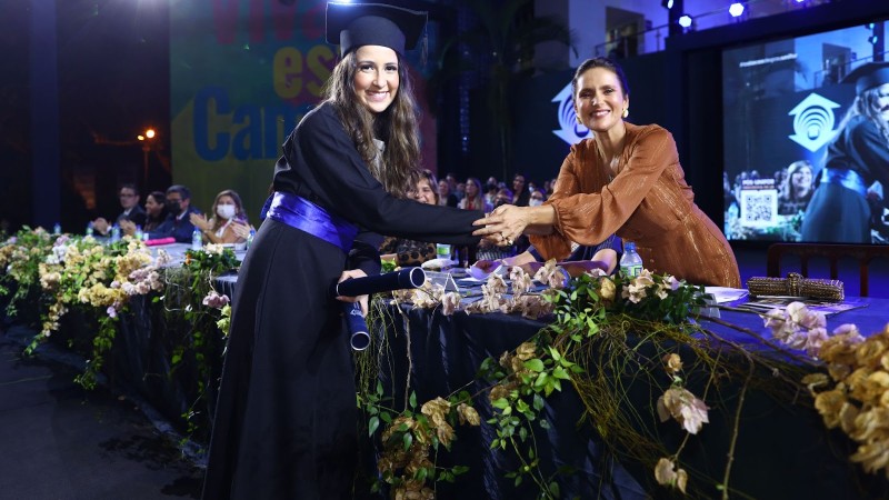 A concludente Ana Beatriz Nogueira, do curso de Engenharia Civil, recebendo a Bolsa Yolanda Queiroz das mãos de Manoela Queiroz Bacelar, Vice-Presidente da Fundação Edson Queiroz (Foto: Ares Soares)