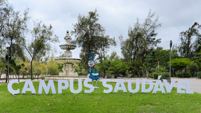 Banner da Moema no campus da Unifor com o letreiro Campus Saudável