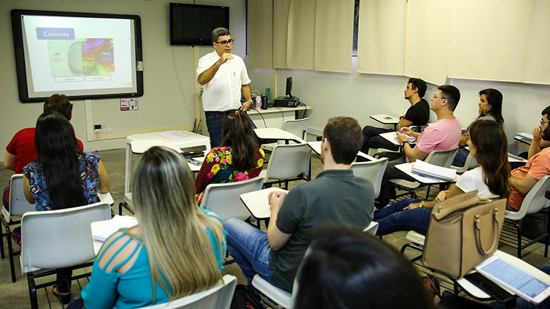 A formação dos alunos de Administração da Unifor tem matriz atualizada e voltada ao desenvolvimento de competências essenciais para os desafios do mercado de trabalho. (Foto: Ares Soares)