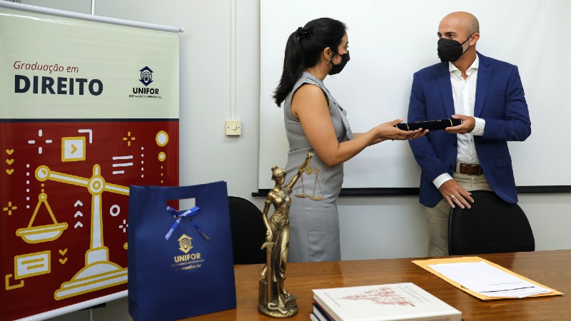 Cerimônia de Mérito Acadêmico do CCJ aconteceu na manhã da última quarta-feira, 7 de outubro, na sala da Diretoria do Centro.