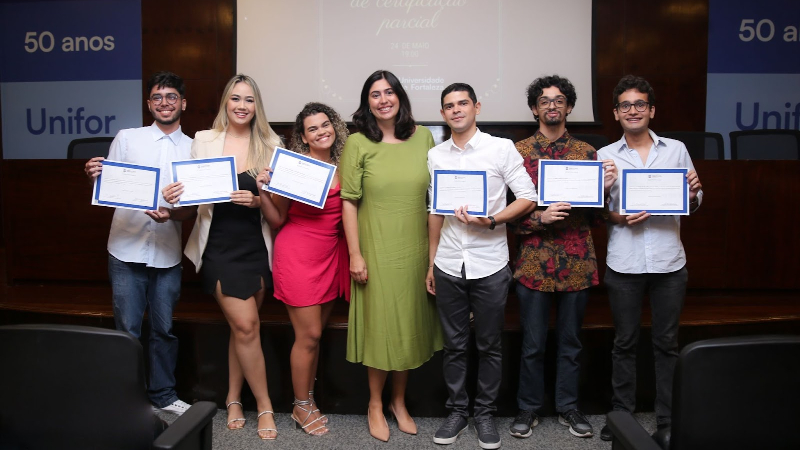 Estudantes de Marketing posam ao lado da coordenadora do curso, Milena Auip (Foto: Ísis Rebouças)