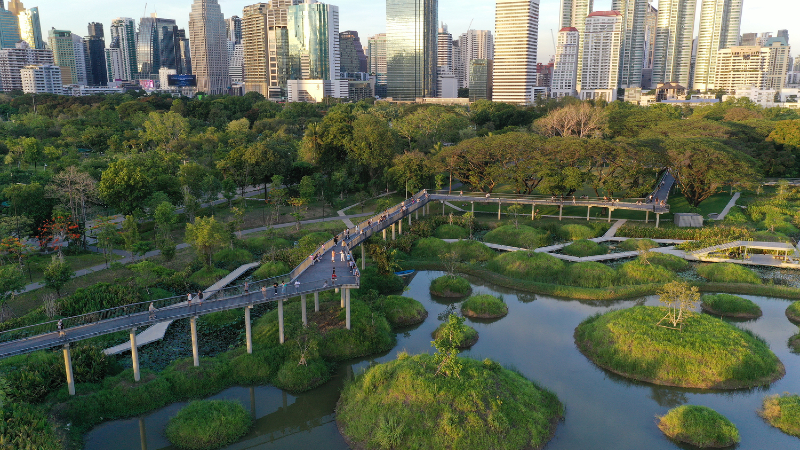 O projeto do Parque Floresta Benjakitti, na Tailândia, utilizou o conceito de cidade-esponja na idealização de seu espaço (Foto: Srirath Somsawat/Turenscape)