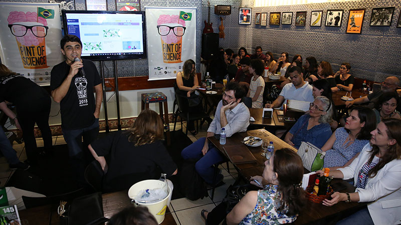 O festival internacional reúne cientistas vão a bares conversar com o público sobre temas nas áreas de astronomia, saúde, biodiversidade, ciência dos alimentos, engenharia de transportes e direito. Foto: Ares Soares.