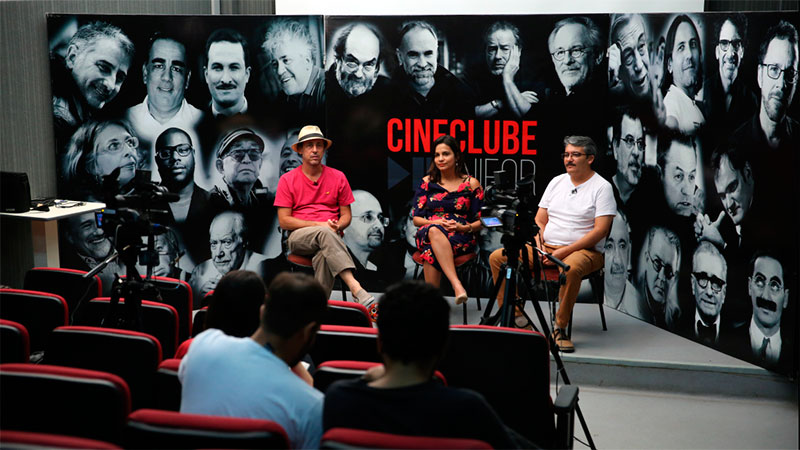 Semanalmente, o professor Márcio Acselrad convida especialistas para debaterem sobre os filmes apresentados no Cineclube Unifor (Foto: Ares Soares)