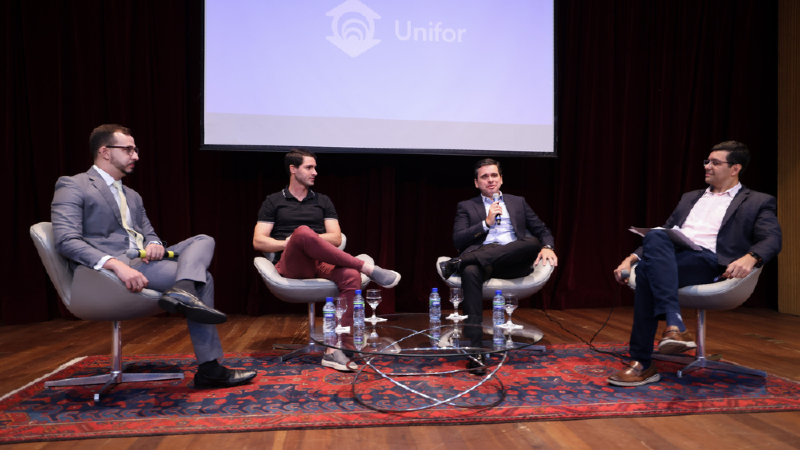 Na conversa mediada pelo jornalista Luiz Esteves, os convidados explicaram o papel da Unifor em suas formações acadêmicas e debateram sobre o impacto da transformação tecnológica em suas áreas de atuação (Foto: Ares Soares)
