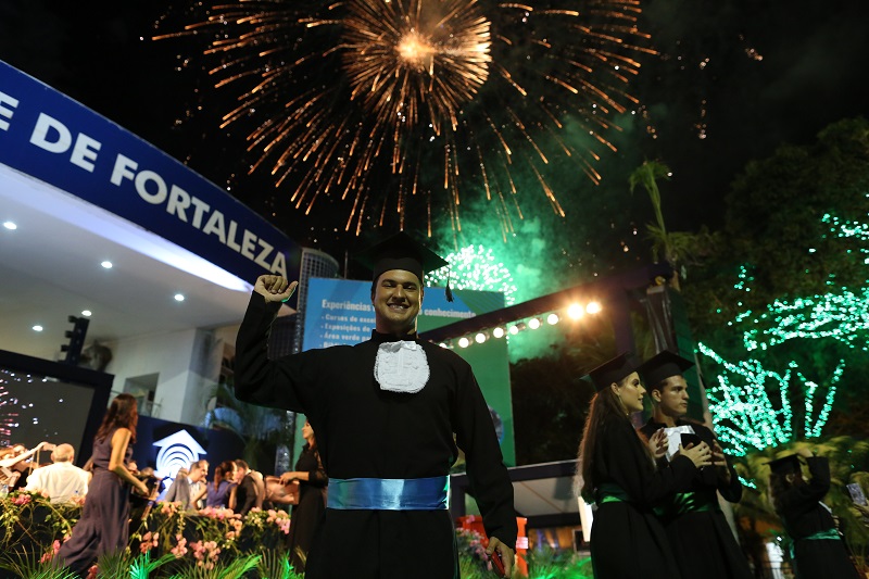 Durante a cerimônia, 1.740 alunos receberam seus diplomas, sendo 1.490 de cursos de graduação e 250 de cursos do Programa de Pós-graduação  Foto: Ares Soares.