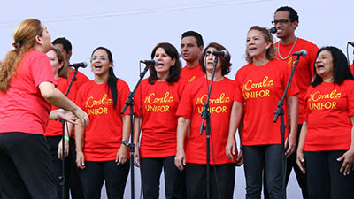Os componentes interpretam peças musicais no estilo a capella, cantam em vários tons e ritmos e levam alegria e encanto a muitas pessoas (Foto: Ares Soares)