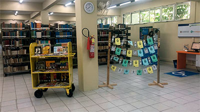 Exemplares de cordéis disponíveis para empréstimo dentro da Biblioteca Unifor (Foto: Unifor)