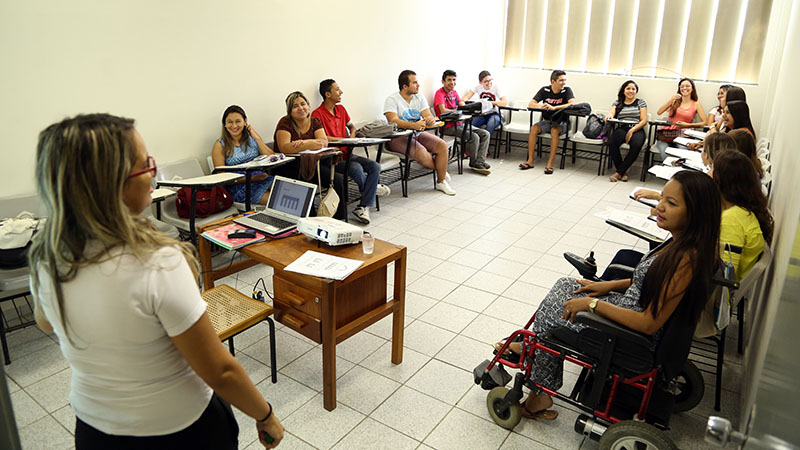 As aulas são ministradas por alunos da Unifor ou profissionais com experiência na área e contam com a supervisão de um professor-orientador (Foto: Ares Soares/Unifor)